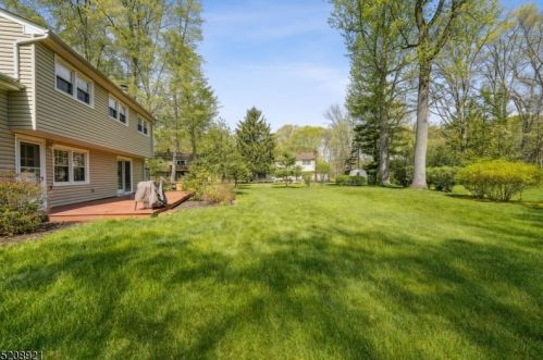 93 Greenbriar Dr, Berkeley Heights, NJ 07922-1243
