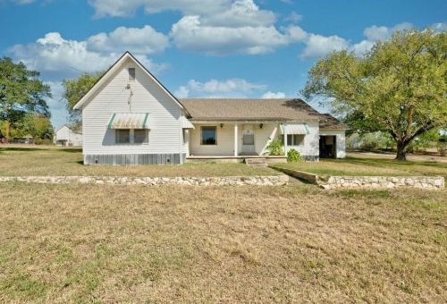 302 Willow Ave, Stairtown, TX 78648-2165