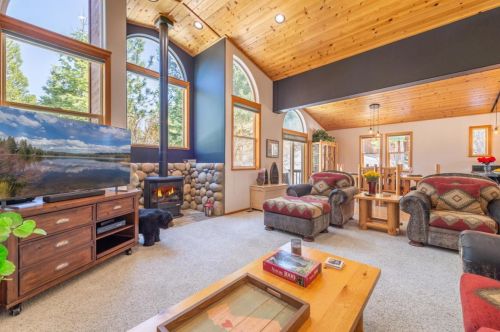 13610 Hillside Dr, Truckee CA  96161-6867 exterior