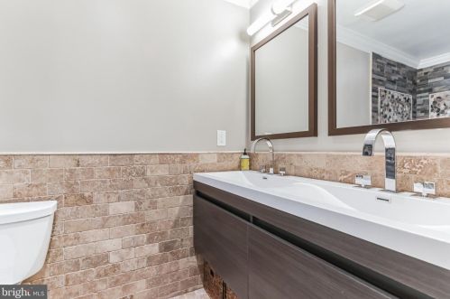 7318 Eggar Woods Ln, Springfield VA  22153-2012 exterior