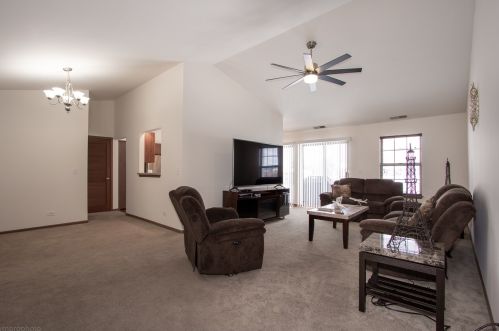 25 Taft Ct, Streamwood, IL 60107-2377