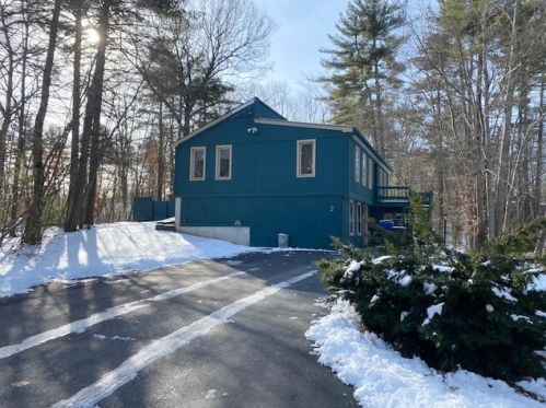 2 Valley St, Londonderry, NH 03053-3801