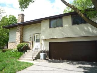 4467 Woodgate Ct, Saint Paul, MN 55122-2421