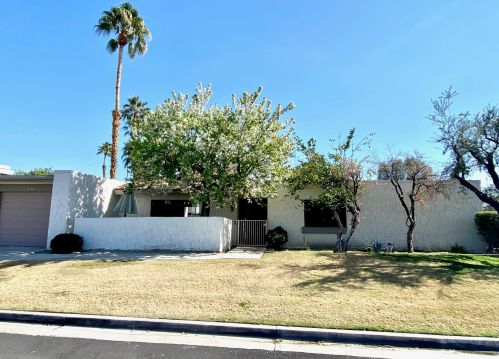 556 Sunshine Cir, Palm Springs, CA 92264-8232