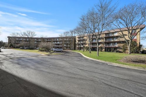 5400 Astor Ln, Rolling Meadows IL  60008-4154 exterior