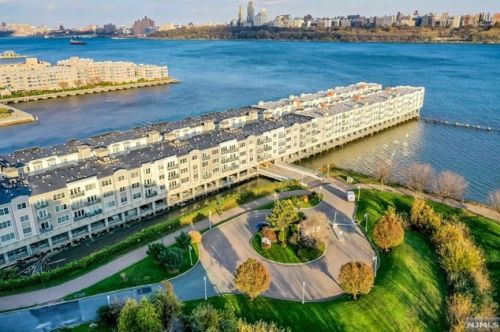 106 The Promenade, Edgewater NJ  07020-2103 exterior