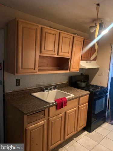 2414 8th St, Camden, NJ 08104-2520