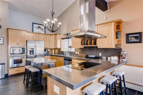 482 Lakeview Dr, Silverthorne, CO 80498-8531