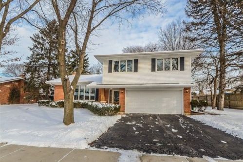 1015 Sherwood Dr, Wheeling, IL 60090-5523
