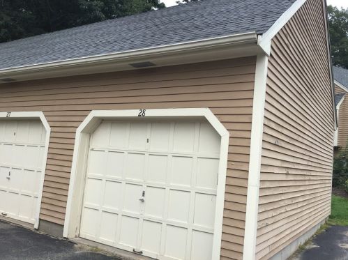 28 Seaver Brook Ln, Plaistow, NH 03865-2553