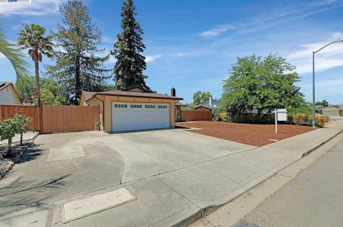 648 Swallow Dr, Livermore, CA 94551-2515