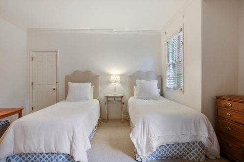 2839 Dover Rd, Atlanta GA  30327-1209 exterior