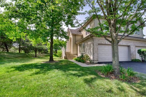 1 Beaconsfield Ct, Half Day, IL 60069-2905