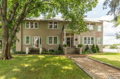 913 4th St, Canton, SD 57013-1916