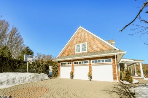 38 Crocker Mansion Dr, Mahwah, NJ 07430-2541