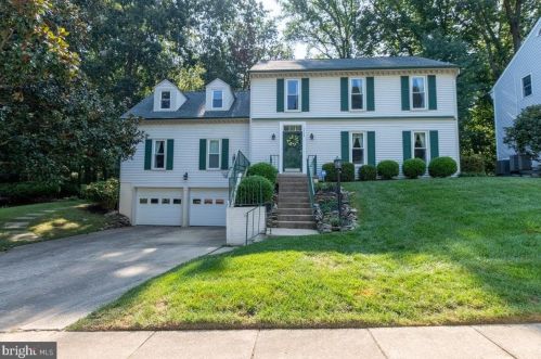 5709 Wooden Hawk Ln, Springfield, VA 22015-2926