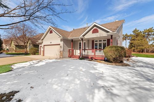 933 Hardwood Ave, Saint Paul, MN 55126-9136