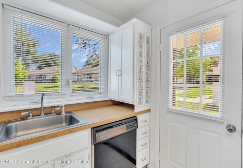 822 Liverpool Cir, Lakehurst, NJ 08759-5384