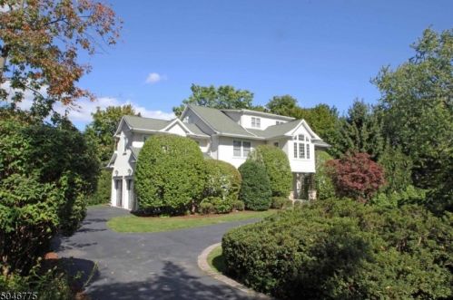 69 Bellvale Rd, Mountain Lakes, NJ 07046-1352