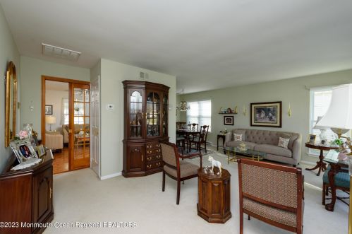 19 Mansfield Ave, Lakehurst, NJ 08759-6663