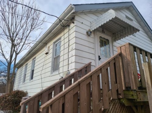 26 Glenwild Ave, Bloomingdale, NJ 07403-1543