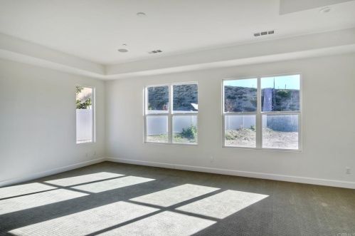 1833 Sugarbush Dr, Vista CA 92084 exterior