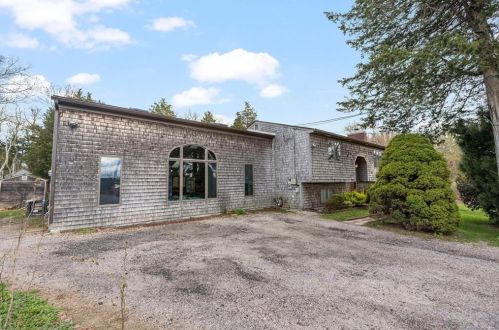 384 County Trl, North Kingstown, RI 02852-4622