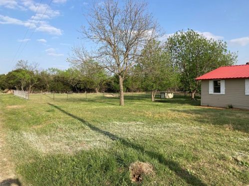 902 Grimes Rd, Mineral Wells, TX 76067-3217