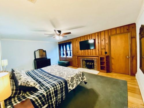 4 Cove View Dr, Quaker Hill CT  06375-1501 exterior