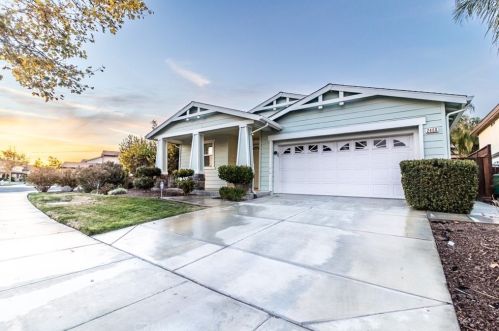 2400 Creekside Dr, Los Banos, CA 93635-8806