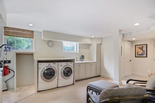 525 Mnr Rdg Dr, Atlanta GA  30305-3512 exterior