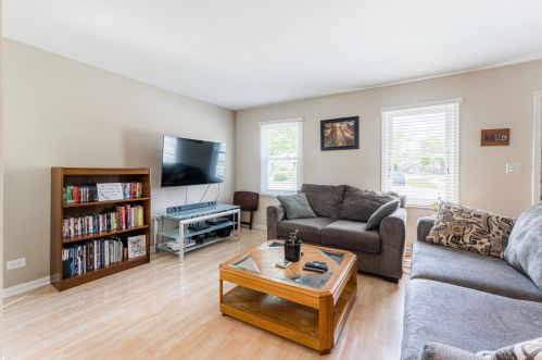 1327 Caribou Trl, Carol Stream IL  60188-9064 exterior