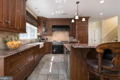 19 Derwent Dr, Princeton NJ  08540-7551 exterior