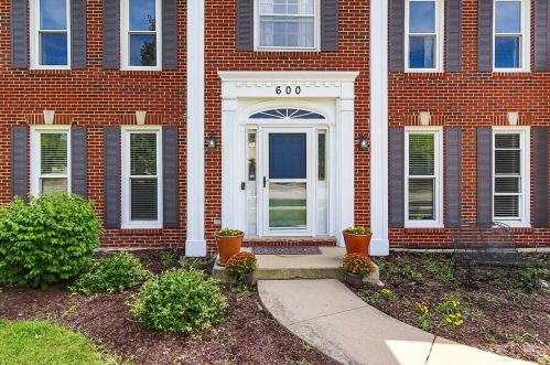 600 Apple River Dr, Naperville, IL 60565-6310