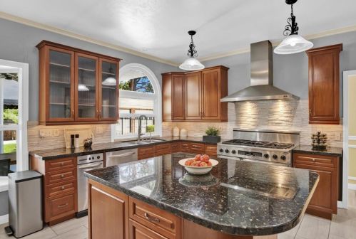 1156 Sugarbush Dr, Vista CA 92084-7464 exterior