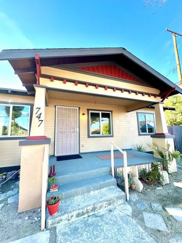 747 9th St, Colton, CA 92324-2808