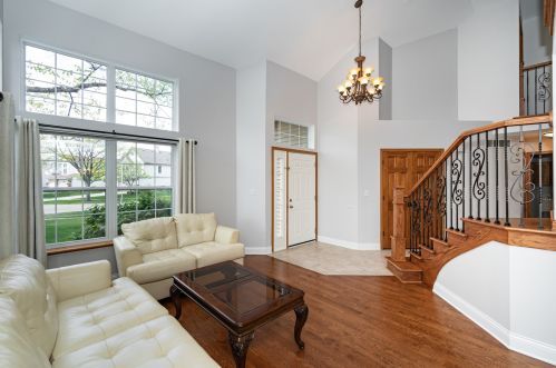 1326 Silver Cir, Hanover Park, IL 60103-8904