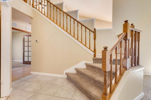 550 Sir Lancelot Dr, Tracy, CA 95376-1430