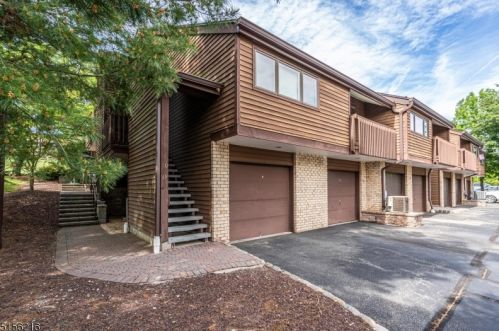 49 Meadowview Dr, Annandale, NJ 08801-1516