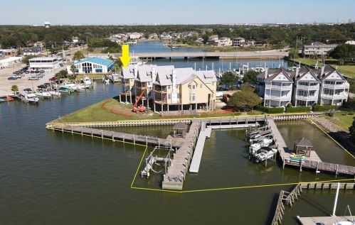 2451 Lakewood Pointe Dr, Taylor Lake Village, TX 77586-3466