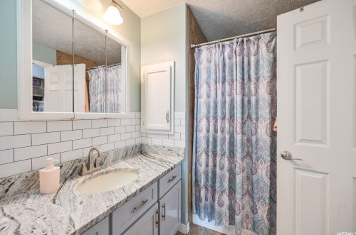 1367 Little Crk Dr, Taylorsville UT 84088-6544 exterior