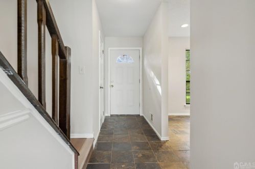 9 Wosniak Ct, Trenton NJ  08648-2630 exterior