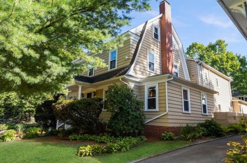 19 Ruthven St, Providence, RI 02906-4816