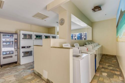 445 Seaside Ave, Honolulu HI  96815-2640 exterior