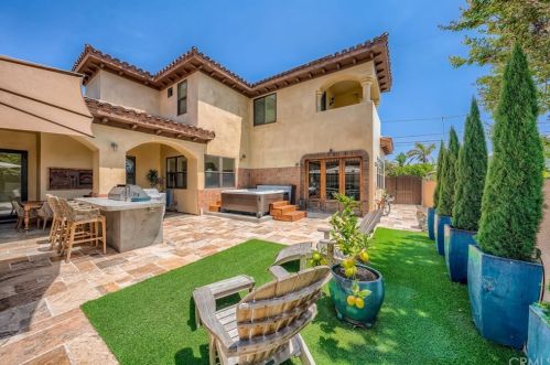 1814 Main St, Huntington Beach CA  92648-2725 exterior