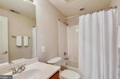 7112 Ayers Meadow Ln, Springfield VA  22150-4915 exterior