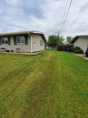 423 Saginaw Dr, Valpo IN 46385-8117 exterior