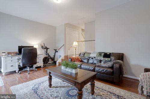 8816 Ridge Hollow Ct, Springfield VA  22152-1424 exterior