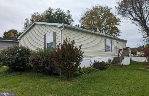 206 Greyfield Dr, Lancaster PA  17603-4691 exterior