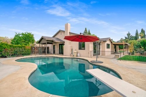 5545 Gloucester Way, Riverside CA  92506-3425 exterior